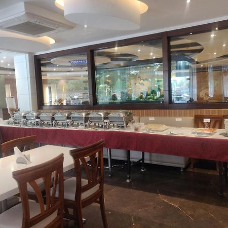 Airport Hotel Le Seasons Ню Делхи Екстериор снимка
