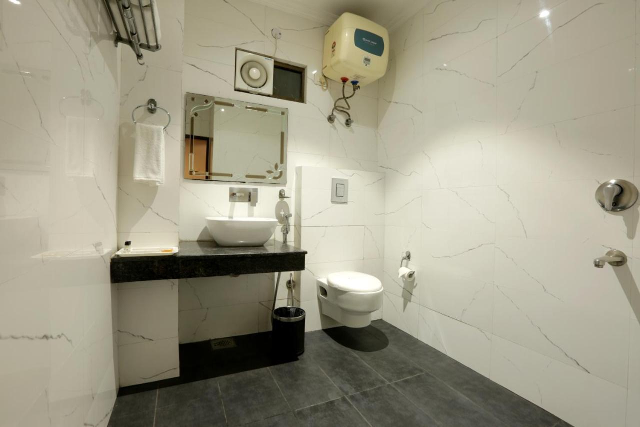 Airport Hotel Le Seasons Ню Делхи Екстериор снимка