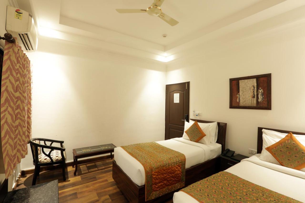 Airport Hotel Le Seasons Ню Делхи Екстериор снимка