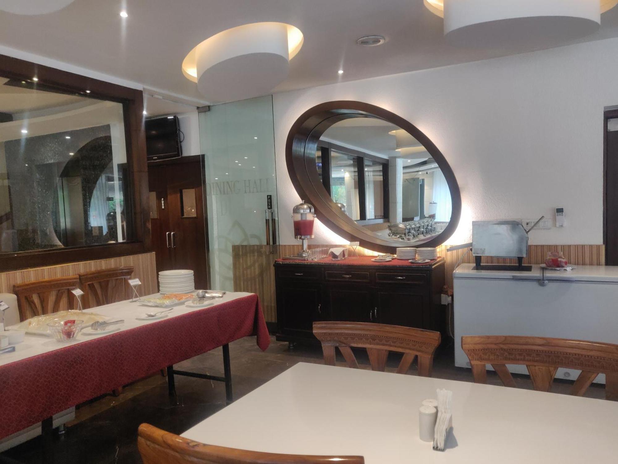 Airport Hotel Le Seasons Ню Делхи Екстериор снимка