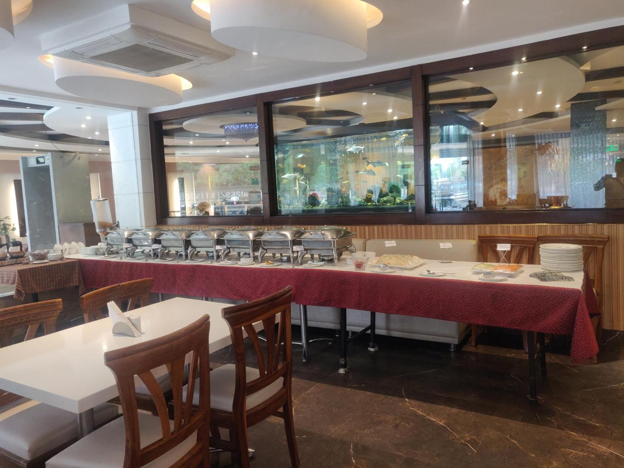 Airport Hotel Le Seasons Ню Делхи Екстериор снимка
