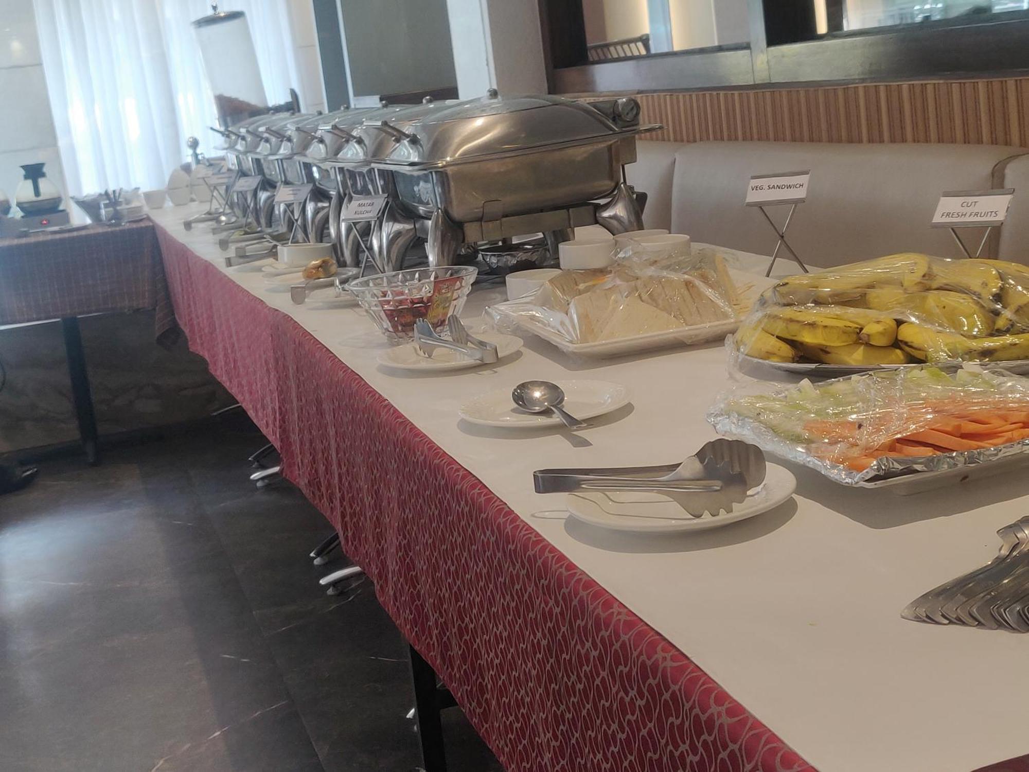 Airport Hotel Le Seasons Ню Делхи Екстериор снимка