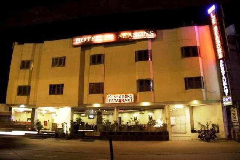 Airport Hotel Le Seasons Ню Делхи Екстериор снимка