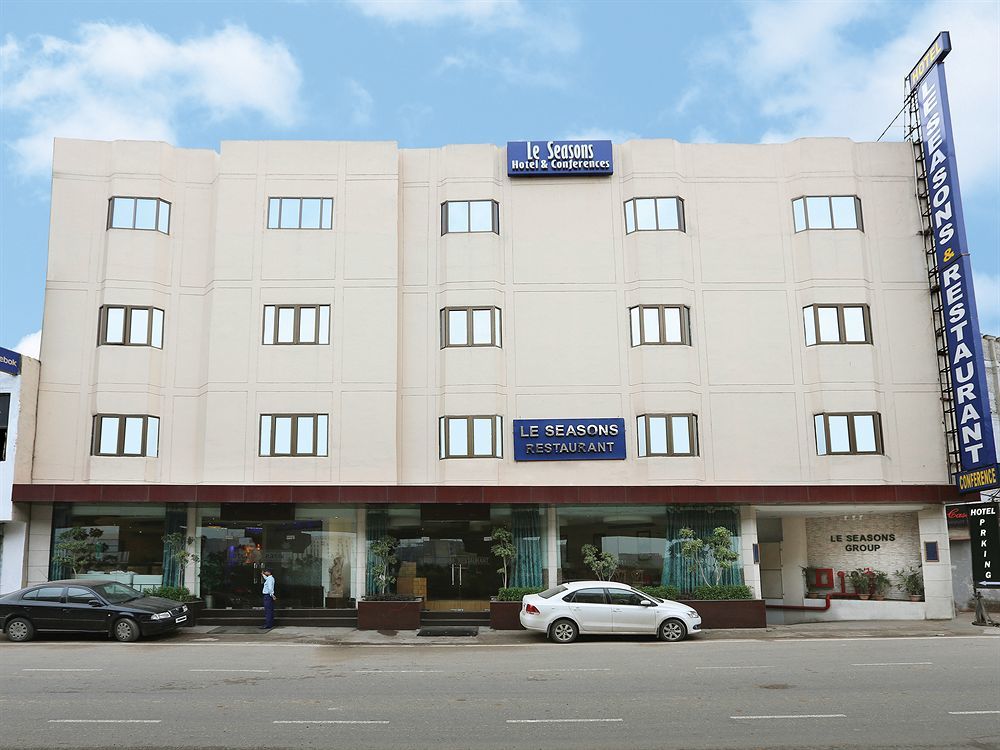 Airport Hotel Le Seasons Ню Делхи Екстериор снимка