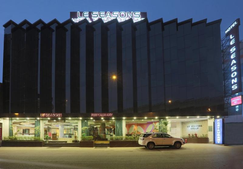 Airport Hotel Le Seasons Ню Делхи Екстериор снимка